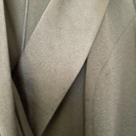 DKNY Jumpsuit, long sleeve crepe, satin collar. Size 4 - Picture 9 of 16